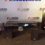 LOTE 047 - 01 HOME THEATER COM 06 CAIXAS MARCA PHILCO. (NO ESTADO) ATENÇÃO! FAZER A VISITAÇÃO ANTES DE ARREMATAR, NÃO SABEMOS SE FUNCIONA, LEILÃO NÃO TEM GARANTIA E NEM DEVOLUÇÃO, SUJEITO A POSSÍVEIS AVARIAS VISÍVEIS/OCULTAS E/OU AUSÊNCIA DE COMPONENTES.