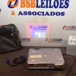 LOTE 016 - 01 PROJETOR HITACHI XVGA COM CABOS E MALETA. (NO ESTADO) ATENÇÃO! FAZER A VISITAÇÃO ANTES DE ARREMATAR, NÃO SABEMOS SE FUNCIONA, LEILÃO NÃO TEM GARANTIA E NEM DEVOLUÇÃO, SUJEITO A POSSÍVEIS AVARIAS VISÍVEIS/OCULTAS E/OU AUSÊNCIA DE COMPONENTES.