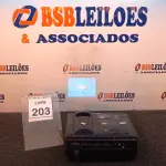 LOTE 203 - 01 PROJETOR BENQ. (NO ESTADO) ATENÇÃO! FAZER A VISITAÇÃO ANTES DE ARREMATAR, NÃO SABEMOS SE FUNCIONA, LEILÃO NÃO TEM GARANTIA E NEM DEVOLUÇÃO, SUJEITO A POSSÍVEIS AVARIAS VISÍVEIS/OCULTAS E/OU AUSÊNCIA DE COMPONENTES.