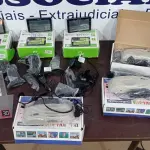 LOTE 131 - 03 GPS TRACKER TV MARCA MULTILASER E 03 MICROFONES PARA SEMINÁRIO. (NO ESTADO) ATENÇÃO! FAZER A VISITAÇÃO ANTES DE ARREMATAR, NÃO SABEMOS SE FUNCIONA, LEILÃO NÃO TEM GARANTIA E NEM DEVOLUÇÃO, SUJEITO A POSSÍVEIS AVARIAS VISÍVEIS/OCULTAS E/OU AUSÊNCIA DE COMPONENTES.