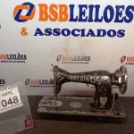 LOTE 048 - 01 MÁQUINA DE COSTURA MARCA ELGIN. (NO ESTADO) ATENÇÃO! FAZER A VISITAÇÃO ANTES DE ARREMATAR, NÃO SABEMOS SE FUNCIONA, LEILÃO NÃO TEM GARANTIA E NEM DEVOLUÇÃO, SUJEITO A POSSÍVEIS AVARIAS VISÍVEIS/OCULTAS E/OU AUSÊNCIA DE COMPONENTES.