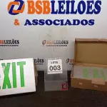 LOTE 003 - 02 PLACAS LUMINOSAS EXIT. (NO ESTADO) ATENÇÃO! FAZER A VISITAÇÃO ANTES DE ARREMATAR, NÃO SABEMOS SE FUNCIONA, LEILÃO NÃO TEM GARANTIA E NEM DEVOLUÇÃO, SUJEITO A POSSÍVEIS AVARIAS VISÍVEIS/OCULTAS E/OU AUSÊNCIA DE COMPONENTES.