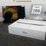 LOTE 186 - 01 IPAD. (NO ESTADO) ATENÇÃO! FAZER A VISITAÇÃO ANTES DE ARREMATAR, NÃO SABEMOS SE FUNCIONA, LEILÃO NÃO TEM GARANTIA E NEM DEVOLUÇÃO, SUJEITO A POSSÍVEIS AVARIAS VISÍVEIS/OCULTAS E/OU AUSÊNCIA DE COMPONENTES.