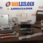 LOTE 075 - 01 GRILL ELÉTRICO MARCA GEORGE FOREMAN, 01 SUPORTE DE TV, 01 APARELHO DE HOME THEATRE, 02 BALANÇAS DIGITAIS, 01 PARAFUSADEIRA COM AVARIAS, 01 LEITOR DE CÓDIGO DE BARRAS E 01 MICROSCÓPIO INCOMPLETO. (NO ESTADO) ATENÇÃO! FAZER A VISITAÇÃO ANTES DE ARREMATAR, NÃO SABEMOS SE FUNCIONA, LEILÃO NÃO TEM GARANTIA E NEM DEVOLUÇÃO, SUJEITO A POSSÍVEIS AVARIAS VISÍVEIS/OCULTAS E/OU AUSÊNCIA DE COMPONENTES.
