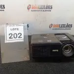 LOTE 202 - 01 PROJETOR BENQ. (NO ESTADO) ATENÇÃO! FAZER A VISITAÇÃO ANTES DE ARREMATAR, NÃO SABEMOS SE FUNCIONA, LEILÃO NÃO TEM GARANTIA E NEM DEVOLUÇÃO, SUJEITO A POSSÍVEIS AVARIAS VISÍVEIS/OCULTAS E/OU AUSÊNCIA DE COMPONENTES.