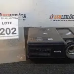 LOTE 202 - 01 PROJETOR BENQ. (NO ESTADO) ATENÇÃO! FAZER A VISITAÇÃO ANTES DE ARREMATAR, NÃO SABEMOS SE FUNCIONA, LEILÃO NÃO TEM GARANTIA E NEM DEVOLUÇÃO, SUJEITO A POSSÍVEIS AVARIAS VISÍVEIS/OCULTAS E/OU AUSÊNCIA DE COMPONENTES.