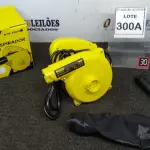 LOTE 300 - 01 SOPRADOR  E ASPIRADOR ELÉTRICO 220V 700W 13600RPM. (NO ESTADO) ATENÇÃO! FAZER A VISITAÇÃO ANTES DE ARREMATAR, NÃO SABEMOS SE FUNCIONA. LEILÃO NÃO TEM GARANTIA E NEM DEVOLUÇÃO, SUJEITO A POSSÍVEIS AVARIAS VISÍVEIS/OCULTAS E/OU AUSÊNCIA DE COMPONENTES.