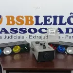 LOTE 066 - 02 REFLETORES DE LUZ E 01 MÁQUINA DE FUMAÇA. (NO ESTADO) ATENÇÃO! FAZER A VISITAÇÃO ANTES DE ARREMATAR, NÃO SABEMOS SE FUNCIONA, LEILÃO NÃO TEM GARANTIA E NEM DEVOLUÇÃO, SUJEITO A POSSÍVEIS AVARIAS VISÍVEIS/OCULTAS E/OU AUSÊNCIA DE COMPONENTES.