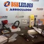 LOTE 049 - 01 FILMADORA COM TRIPÉ, 01 ANUNCIADOR DE PRESENÇA, 01 INVERSOR DE CORRENTE, 01 MP3 PLAYER, 01 SUPORTE DE APARELHOS PARA CARROS, 01 TRITURADOR DE PAPEL PORTÁTIL E DIVERSOS. (NO ESTADO) ATENÇÃO! FAZER A VISITAÇÃO ANTES DE ARREMATAR, NÃO SABEMOS SE FUNCIONA, LEILÃO NÃO TEM GARANTIA E NEM DEVOLUÇÃO, SUJEITO A POSSÍVEIS AVARIAS VISÍVEIS/OCULTAS E/OU AUSÊNCIA DE COMPONENTES.