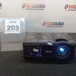 LOTE 203 - 01 PROJETOR BENQ. (NO ESTADO) ATENÇÃO! FAZER A VISITAÇÃO ANTES DE ARREMATAR, NÃO SABEMOS SE FUNCIONA, LEILÃO NÃO TEM GARANTIA E NEM DEVOLUÇÃO, SUJEITO A POSSÍVEIS AVARIAS VISÍVEIS/OCULTAS E/OU AUSÊNCIA DE COMPONENTES.
