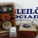 LOTE 089 - 01 TOCA DISCO E 01 CAIXA DE SOM E MADEIRA. (NO ESTADO) ATENÇÃO! FAZER A VISITAÇÃO ANTES DE ARREMATAR, NÃO SABEMOS SE FUNCIONA, LEILÃO NÃO TEM GARANTIA E NEM DEVOLUÇÃO, SUJEITO A POSSÍVEIS AVARIAS VISÍVEIS/OCULTAS E/OU AUSÊNCIA DE COMPONENTES.