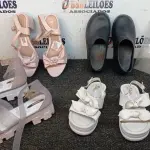 LOTE 158 - 04 PARES DE SANDALHAS FEMININAS DE MODELOS VARIADOS. (NO ESTADO) ATENÇÃO! FAZER A VISITAÇÃO ANTES DE ARREMATAR, NÃO SABEMOS SE FUNCIONA, LEILÃO NÃO TEM GARANTIA E NEM DEVOLUÇÃO, SUJEITO A POSSÍVEIS AVARIAS VISÍVEIS/OCULTAS E/OU AUSÊNCIA DE COMPONENTES.