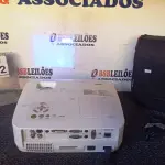 LOTE 192 - 01 PROJETOR NEC COM CABOS E MALETA. (NO ESTADO) ATENÇÃO! FAZER A VISITAÇÃO ANTES DE ARREMATAR, NÃO SABEMOS SE FUNCIONA, LEILÃO NÃO TEM GARANTIA E NEM DEVOLUÇÃO, SUJEITO A POSSÍVEIS AVARIAS VISÍVEIS/OCULTAS E/OU AUSÊNCIA DE COMPONENTES.