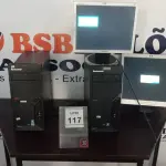 LOTE 117 - 02 CPU MARCA LENOVO E 02 MONITORES MARCAS VARIADAS. (NO ESTADO) ATENÇÃO! FAZER A VISITAÇÃO ANTES DE ARREMATAR, NÃO SABEMOS SE FUNCIONA, LEILÃO NÃO TEM GARANTIA E NEM DEVOLUÇÃO, SUJEITO A POSSÍVEIS AVARIAS VISÍVEIS/OCULTAS E/OU AUSÊNCIA DE COMPONENTES.