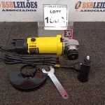 LOTE 150 - 01 ESMERILHADEIRA ANGULAR 220V 710W  ACESSÓRIOS 1CHAVE 1PROTETOR 01 MANOPLA (NO ESTADO) ATENÇÃO! FAZER A VISITAÇÃO ANTES DE ARREMATAR, NÃO SABEMOS SE FUNCIONA. LEILÃO NÃO TEM GARANTIA E NEM DEVOLUÇÃO, SUJEITO A POSSÍVEIS AVARIAS VISÍVEIS/OCULTAS E/OU AUSÊNCIA DE COMPONENTES.