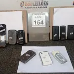LOTE 154 - 01 LOTE COM VÁRIOS CELULARES MARCAS E MODELOS DIVERSOS. (NO ESTADO) ATENÇÃO! FAZER A VISITAÇÃO ANTES DE ARREMATAR, NÃO SABEMOS SE FUNCIONA, LEILÃO NÃO TEM GARANTIA E NEM DEVOLUÇÃO, SUJEITO A POSSÍVEIS AVARIAS VISÍVEIS/OCULTAS E/OU AUSÊNCIA DE COMPONENTES.