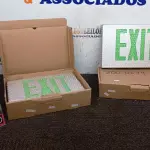 LOTE 004 - 02 PLACAS LUMINOSAS EXIT. (NO ESTADO) ATENÇÃO! FAZER A VISITAÇÃO ANTES DE ARREMATAR, NÃO SABEMOS SE FUNCIONA, LEILÃO NÃO TEM GARANTIA E NEM DEVOLUÇÃO, SUJEITO A POSSÍVEIS AVARIAS VISÍVEIS/OCULTAS E/OU AUSÊNCIA DE COMPONENTES.