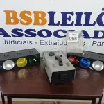 LOTE 066 - 02 REFLETORES DE LUZ E 01 MÁQUINA DE FUMAÇA. (NO ESTADO) ATENÇÃO! FAZER A VISITAÇÃO ANTES DE ARREMATAR, NÃO SABEMOS SE FUNCIONA, LEILÃO NÃO TEM GARANTIA E NEM DEVOLUÇÃO, SUJEITO A POSSÍVEIS AVARIAS VISÍVEIS/OCULTAS E/OU AUSÊNCIA DE COMPONENTES.