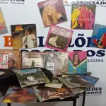 LOTE 065 - 01 LOTE COM GRANDE QUANTIDADE DE DISCOS DE VINIL. (NO ESTADO) ATENÇÃO! FAZER A VISITAÇÃO ANTES DE ARREMATAR, NÃO SABEMOS SE FUNCIONA, LEILÃO NÃO TEM GARANTIA E NEM DEVOLUÇÃO, SUJEITO A POSSÍVEIS AVARIAS VISÍVEIS/OCULTAS E/OU AUSÊNCIA DE COMPONENTES.