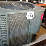 LOTE 144 - 01 CONDENSADORA MARCA KOMECO. (NO ESTADO) ATENÇÃO! FAZER A VISITAÇÃO ANTES DE ARREMATAR, NÃO SABEMOS SE FUNCIONA, LEILÃO NÃO TEM GARANTIA E NEM DEVOLUÇÃO, SUJEITO A POSSÍVEIS AVARIAS VISÍVEIS/OCULTAS E/OU AUSÊNCIA DE COMPONENTES.