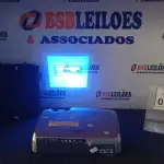 LOTE 011 - 01 PROJETOR MARCA EPSON COM CABOS E MALETA. (NO ESTADO) ATENÇÃO! FAZER A VISITAÇÃO ANTES DE ARREMATAR, NÃO SABEMOS SE FUNCIONA, LEILÃO NÃO TEM GARANTIA E NEM DEVOLUÇÃO, SUJEITO A POSSÍVEIS AVARIAS VISÍVEIS/OCULTAS E/OU AUSÊNCIA DE COMPONENTES.