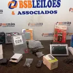 LOTE 028 - 01 VIVA-VOZ, 02 CELULARES MODELOS DIVERSOS, 01 TV MONITOR LCD 7’’, 01 GAVETA DE SOM AUTOMOTIVO, 01 ORGANIZADOR DE DADOS 01 POCKET CAM HD E 01 SUPORTE PARA CELULAR. (NO ESTADO) ATENÇÃO! FAZER A VISITAÇÃO ANTES DE ARREMATAR, NÃO SABEMOS SE FUNCIONA, LEILÃO NÃO TEM GARANTIA E NEM DEVOLUÇÃO, SUJEITO A POSSÍVEIS AVARIAS VISÍVEIS/OCULTAS E/OU AUSÊNCIA DE COMPONENTES.