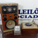 LOTE 089 - 01 TOCA DISCO E 01 CAIXA DE SOM E MADEIRA. (NO ESTADO) ATENÇÃO! FAZER A VISITAÇÃO ANTES DE ARREMATAR, NÃO SABEMOS SE FUNCIONA, LEILÃO NÃO TEM GARANTIA E NEM DEVOLUÇÃO, SUJEITO A POSSÍVEIS AVARIAS VISÍVEIS/OCULTAS E/OU AUSÊNCIA DE COMPONENTES.
