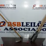LOTE 110 - 01 ENXADA E 01 CAVADOR MANUAL. (NO ESTADO) ATENÇÃO! FAZER A VISITAÇÃO ANTES DE ARREMATAR, NÃO SABEMOS SE FUNCIONA, LEILÃO NÃO TEM GARANTIA E NEM DEVOLUÇÃO, SUJEITO A POSSÍVEIS AVARIAS VISÍVEIS/OCULTAS E/OU AUSÊNCIA DE COMPONENTES.