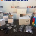 LOTE 211 - 01 TV BOX E 06 CAIXAS DE FONTE COM 04 UNIDADES CADA. (NO ESTADO) ATENÇÃO! FAZER A VISITAÇÃO ANTES DE ARREMATAR, NÃO SABEMOS SE FUNCIONA, LEILÃO NÃO TEM GARANTIA E NEM DEVOLUÇÃO, SUJEITO A POSSÍVEIS AVARIAS VISÍVEIS/OCULTAS E/OU AUSÊNCIA DE COMPONENTES.