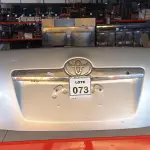 LOTE 073 - 01 TAMPA DE PORTA MALAS PARA TOYTA CAMRY. (NO ESTADO) ATENÇÃO! FAZER A VISITAÇÃO ANTES DE ARREMATAR, NÃO SABEMOS SE FUNCIONA, LEILÃO NÃO TEM GARANTIA E NEM DEVOLUÇÃO, SUJEITO A POSSÍVEIS AVARIAS VISÍVEIS/OCULTAS E/OU AUSÊNCIA DE COMPONENTES.