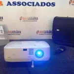 LOTE 192 - 01 PROJETOR NEC COM CABOS E MALETA. (NO ESTADO) ATENÇÃO! FAZER A VISITAÇÃO ANTES DE ARREMATAR, NÃO SABEMOS SE FUNCIONA, LEILÃO NÃO TEM GARANTIA E NEM DEVOLUÇÃO, SUJEITO A POSSÍVEIS AVARIAS VISÍVEIS/OCULTAS E/OU AUSÊNCIA DE COMPONENTES.