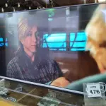 LOTE 476 - 01 SMART TV SKYWORTH 55’’ COM CONTROLE. (NO ESTADO) ATENÇÃO! FAZER A VISITAÇÃO ANTES DE ARREMATAR, NÃO SABEMOS SE FUNCIONA. LEILÃO NÃO TEM GARANTIA E NEM DEVOLUÇÃO, SUJEITO A POSSÍVEIS AVARIAS VISÍVEIS/OCULTAS E/OU AUSÊNCIA DE COMPONENTES.