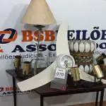 LOTE 070 - 01 LUSTRE, 01 VENTILADOR DE TETO, 03 LUMINÁRIAS E 01 ABAJUR. (NO ESTADO) ATENÇÃO! FAZER A VISITAÇÃO ANTES DE ARREMATAR, NÃO SABEMOS SE FUNCIONA, LEILÃO NÃO TEM GARANTIA E NEM DEVOLUÇÃO, SUJEITO A POSSÍVEIS AVARIAS VISÍVEIS/OCULTAS E/OU AUSÊNCIA DE COMPONENTES.