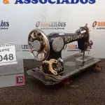 LOTE 048 - 01 MÁQUINA DE COSTURA MARCA ELGIN. (NO ESTADO) ATENÇÃO! FAZER A VISITAÇÃO ANTES DE ARREMATAR, NÃO SABEMOS SE FUNCIONA, LEILÃO NÃO TEM GARANTIA E NEM DEVOLUÇÃO, SUJEITO A POSSÍVEIS AVARIAS VISÍVEIS/OCULTAS E/OU AUSÊNCIA DE COMPONENTES.