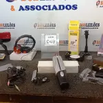 LOTE 049 - 01 FILMADORA COM TRIPÉ, 01 ANUNCIADOR DE PRESENÇA, 01 INVERSOR DE CORRENTE, 01 MP3 PLAYER, 01 SUPORTE DE APARELHOS PARA CARROS, 01 TRITURADOR DE PAPEL PORTÁTIL E DIVERSOS. (NO ESTADO) ATENÇÃO! FAZER A VISITAÇÃO ANTES DE ARREMATAR, NÃO SABEMOS SE FUNCIONA, LEILÃO NÃO TEM GARANTIA E NEM DEVOLUÇÃO, SUJEITO A POSSÍVEIS AVARIAS VISÍVEIS/OCULTAS E/OU AUSÊNCIA DE COMPONENTES.