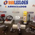 LOTE 049 - 01 FILMADORA COM TRIPÉ, 01 ANUNCIADOR DE PRESENÇA, 01 INVERSOR DE CORRENTE, 01 MP3 PLAYER, 01 SUPORTE DE APARELHOS PARA CARROS, 01 TRITURADOR DE PAPEL PORTÁTIL E DIVERSOS. (NO ESTADO) ATENÇÃO! FAZER A VISITAÇÃO ANTES DE ARREMATAR, NÃO SABEMOS SE FUNCIONA, LEILÃO NÃO TEM GARANTIA E NEM DEVOLUÇÃO, SUJEITO A POSSÍVEIS AVARIAS VISÍVEIS/OCULTAS E/OU AUSÊNCIA DE COMPONENTES.