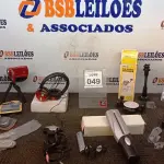 LOTE 049 - 01 FILMADORA COM TRIPÉ, 01 ANUNCIADOR DE PRESENÇA, 01 INVERSOR DE CORRENTE, 01 MP3 PLAYER, 01 SUPORTE DE APARELHOS PARA CARROS, 01 TRITURADOR DE PAPEL PORTÁTIL E DIVERSOS. (NO ESTADO) ATENÇÃO! FAZER A VISITAÇÃO ANTES DE ARREMATAR, NÃO SABEMOS SE FUNCIONA, LEILÃO NÃO TEM GARANTIA E NEM DEVOLUÇÃO, SUJEITO A POSSÍVEIS AVARIAS VISÍVEIS/OCULTAS E/OU AUSÊNCIA DE COMPONENTES.