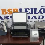 LOTE 106 - 01 GAVETA DE DINHEIRO, 01 IMPRESSORA MARCA CANON, 01 APARELHO DE VÍDEO CASSETE E 01 SCANNER MARCA AVISION. (NO ESTADO) ATENÇÃO! FAZER A VISITAÇÃO ANTES DE ARREMATAR, NÃO SABEMOS SE FUNCIONA, LEILÃO NÃO TEM GARANTIA E NEM DEVOLUÇÃO, SUJEITO A POSSÍVEIS AVARIAS VISÍVEIS/OCULTAS E/OU AUSÊNCIA DE COMPONENTES.