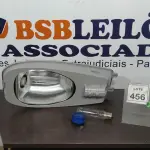 LOTE 456 - 01 LUMINÁRIA DE POSTE. (NO ESTADO) ATENÇÃO! FAZER A VISITAÇÃO ANTES DE ARREMATAR, NÃO SABEMOS SE FUNCIONA. LEILÃO NÃO TEM GARANTIA E NEM DEVOLUÇÃO, SUJEITO A POSSÍVEIS AVARIAS VISÍVEIS/OCULTAS E/OU AUSÊNCIA DE COMPONENTES.