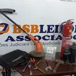 LOTE 072 - 01 MÁQUINA ROÇADEIRA, 01 EXTINTOR DE INCÊNDIO, 01 MOTOR DE AR CONDICIONADO E 01 BOLSA COM FERRAMENTAS VARIADAS. (NO ESTADO) ATENÇÃO! FAZER A VISITAÇÃO ANTES DE ARREMATAR, NÃO SABEMOS SE FUNCIONA, LEILÃO NÃO TEM GARANTIA E NEM DEVOLUÇÃO, SUJEITO A POSSÍVEIS AVARIAS VISÍVEIS/OCULTAS E/OU AUSÊNCIA DE COMPONENTES.