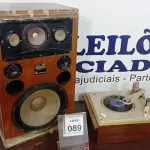 LOTE 089 - 01 TOCA DISCO E 01 CAIXA DE SOM E MADEIRA. (NO ESTADO) ATENÇÃO! FAZER A VISITAÇÃO ANTES DE ARREMATAR, NÃO SABEMOS SE FUNCIONA, LEILÃO NÃO TEM GARANTIA E NEM DEVOLUÇÃO, SUJEITO A POSSÍVEIS AVARIAS VISÍVEIS/OCULTAS E/OU AUSÊNCIA DE COMPONENTES.