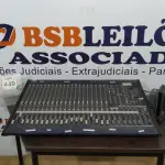 LOTE 449 - 01 MESA AMPLIFICADORA DE SOM COM FONTE. (NO ESTADO) ATENÇÃO! FAZER A VISITAÇÃO ANTES DE ARREMATAR, NÃO SABEMOS SE FUNCIONA. LEILÃO NÃO TEM GARANTIA E NEM DEVOLUÇÃO, SUJEITO A POSSÍVEIS AVARIAS VISÍVEIS/OCULTAS E/OU AUSÊNCIA DE COMPONENTES.