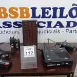 LOTE 112 - 01 XBOX 360, 01 PLACA LUMINOSA, 02 RÁDIOS COMUNICADORES 02MICROFONES PTT. (NO ESTADO) ATENÇÃO! FAZER A VISITAÇÃO ANTES DE ARREMATAR, NÃO SABEMOS SE FUNCIONA, LEILÃO NÃO TEM GARANTIA E NEM DEVOLUÇÃO, SUJEITO A POSSÍVEIS AVARIAS VISÍVEIS/OCULTAS E/OU AUSÊNCIA DE COMPONENTES.
