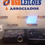 LOTE 206 - 01 PROJETOR BENQ E 01 PROJETOR MARCA EPSON. (NO ESTADO) ATENÇÃO! FAZER A VISITAÇÃO ANTES DE ARREMATAR, NÃO SABEMOS SE FUNCIONA, LEILÃO NÃO TEM GARANTIA E NEM DEVOLUÇÃO, SUJEITO A POSSÍVEIS AVARIAS VISÍVEIS/OCULTAS E/OU AUSÊNCIA DE COMPONENTES.