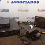 LOTE 037 - 01 APARELHO DVR 03 CÂMERAS DE PC, 02 LEITORAS DE CÓDIGO DE BARRAS E 01 DOCK STATION MARCA SONY. (NO ESTADO) ATENÇÃO! FAZER A VISITAÇÃO ANTES DE ARREMATAR, NÃO SABEMOS SE FUNCIONA, LEILÃO NÃO TEM GARANTIA E NEM DEVOLUÇÃO, SUJEITO A POSSÍVEIS AVARIAS VISÍVEIS/OCULTAS E/OU AUSÊNCIA DE COMPONENTES.