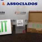 LOTE 003 - 02 PLACAS LUMINOSAS EXIT. (NO ESTADO) ATENÇÃO! FAZER A VISITAÇÃO ANTES DE ARREMATAR, NÃO SABEMOS SE FUNCIONA, LEILÃO NÃO TEM GARANTIA E NEM DEVOLUÇÃO, SUJEITO A POSSÍVEIS AVARIAS VISÍVEIS/OCULTAS E/OU AUSÊNCIA DE COMPONENTES.