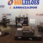 LOTE 058 - 01 APARELHO DE DVD, 01 CD RECEIVER MARCA YAMAHA, 01 RECEPTOR DE TV, 01 RADIO DE CARRO, 01 ÓCULOS 3D, 01 PROJETOR DE LUZES LED E 02 MICROSCÓPIOS INCOMPLETOS. (NO ESTADO) ATENÇÃO! FAZER A VISITAÇÃO ANTES DE ARREMATAR, NÃO SABEMOS SE FUNCIONA, LEILÃO NÃO TEM GARANTIA E NEM DEVOLUÇÃO, SUJEITO A POSSÍVEIS AVARIAS VISÍVEIS/OCULTAS E/OU AUSÊNCIA DE COMPONENTES.