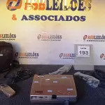 LOTE 193 - 01 PROJETOR LEGEND COM CABOS E MALETA. (NO ESTADO) ATENÇÃO! FAZER A VISITAÇÃO ANTES DE ARREMATAR, NÃO SABEMOS SE FUNCIONA, LEILÃO NÃO TEM GARANTIA E NEM DEVOLUÇÃO, SUJEITO A POSSÍVEIS AVARIAS VISÍVEIS/OCULTAS E/OU AUSÊNCIA DE COMPONENTES.