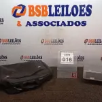 LOTE 016 - 01 PROJETOR HITACHI XVGA COM CABOS E MALETA. (NO ESTADO) ATENÇÃO! FAZER A VISITAÇÃO ANTES DE ARREMATAR, NÃO SABEMOS SE FUNCIONA, LEILÃO NÃO TEM GARANTIA E NEM DEVOLUÇÃO, SUJEITO A POSSÍVEIS AVARIAS VISÍVEIS/OCULTAS E/OU AUSÊNCIA DE COMPONENTES.