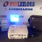 LOTE 015 - 01 PROJETOR MARCA NEC COM CABOS E MALETA. (NO ESTADO) ATENÇÃO! FAZER A VISITAÇÃO ANTES DE ARREMATAR, NÃO SABEMOS SE FUNCIONA, LEILÃO NÃO TEM GARANTIA E NEM DEVOLUÇÃO, SUJEITO A POSSÍVEIS AVARIAS VISÍVEIS/OCULTAS E/OU AUSÊNCIA DE COMPONENTES.